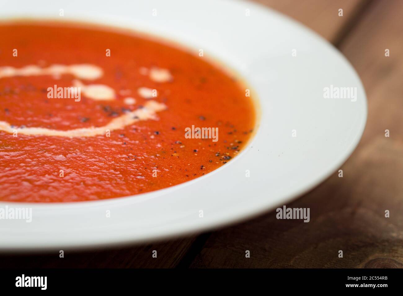 Vista della zuppa di pomodoro. Un classico cibo di comfort, zuppa di pomodoro è spesso gustata vicino alla fine dell'estate o all'autunno. È una zuppa semplice e sana con tom maturo Foto Stock