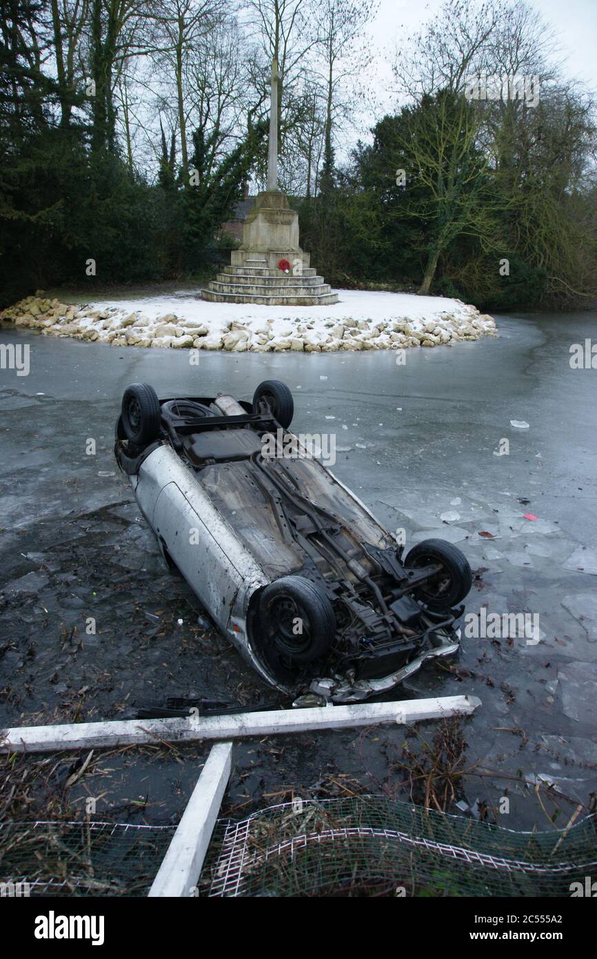 auto crash nel fiume, salvataggio acqua Foto Stock