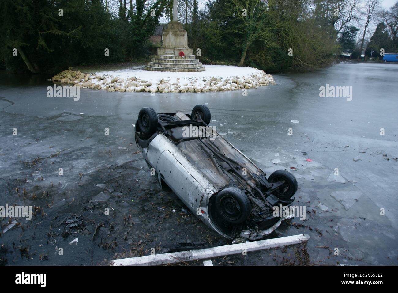 auto crash nel fiume, salvataggio acqua Foto Stock