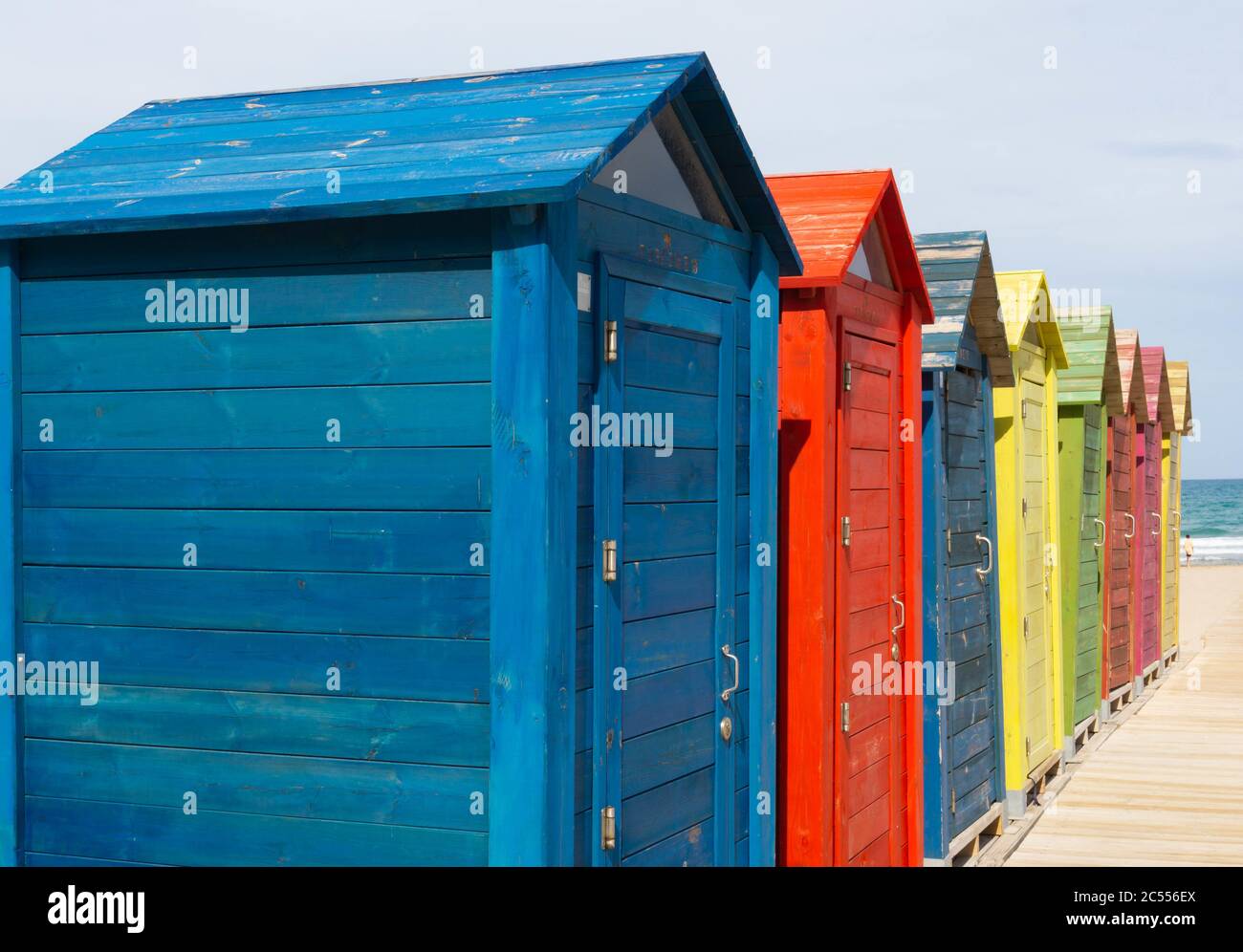 Bella foto di numerosi spogliatoi colorati in una spiaggia Foto Stock