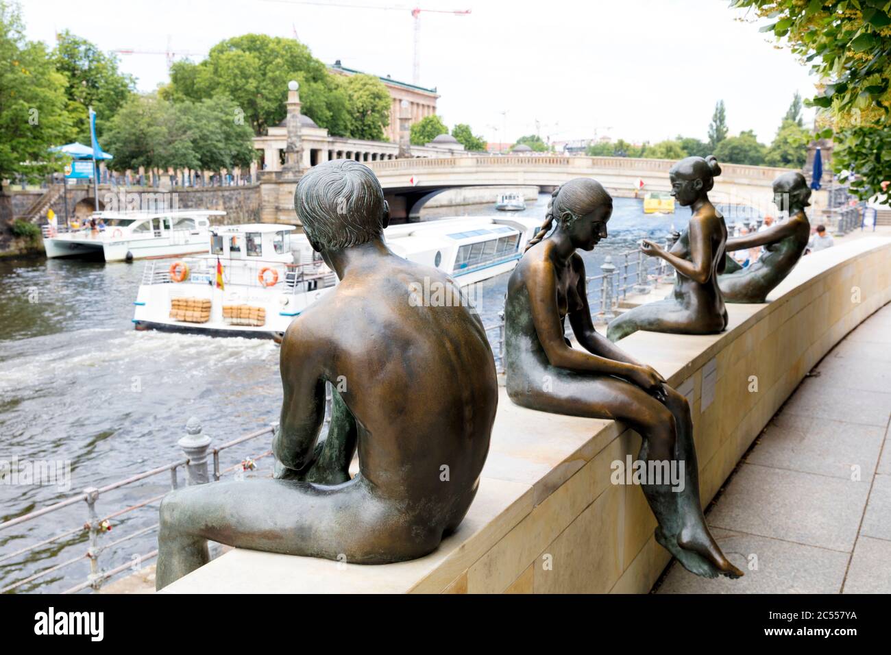 Tre ragazze e un ragazzo, gruppo di figure, figure di bronzo, memoriale, Berlino, Germania Foto Stock