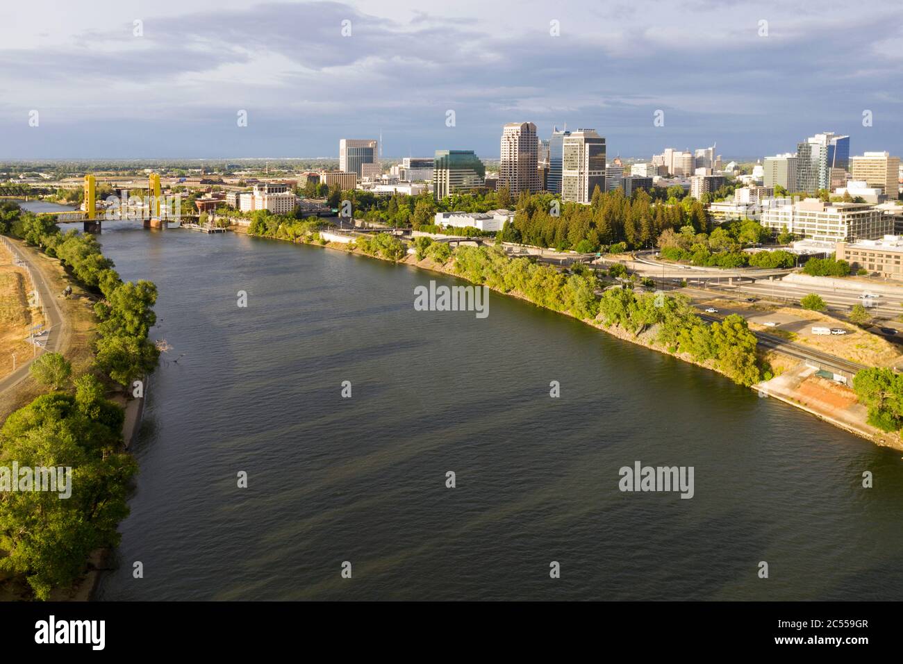 Vista aerea dello skyline del centro di Sacramento lungo il fiume Sacramento Foto Stock