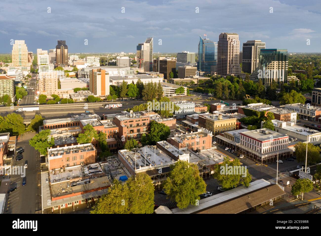 Vista aerea dello skyline del centro di Sacramento e della storica Città Vecchia sottostante Foto Stock