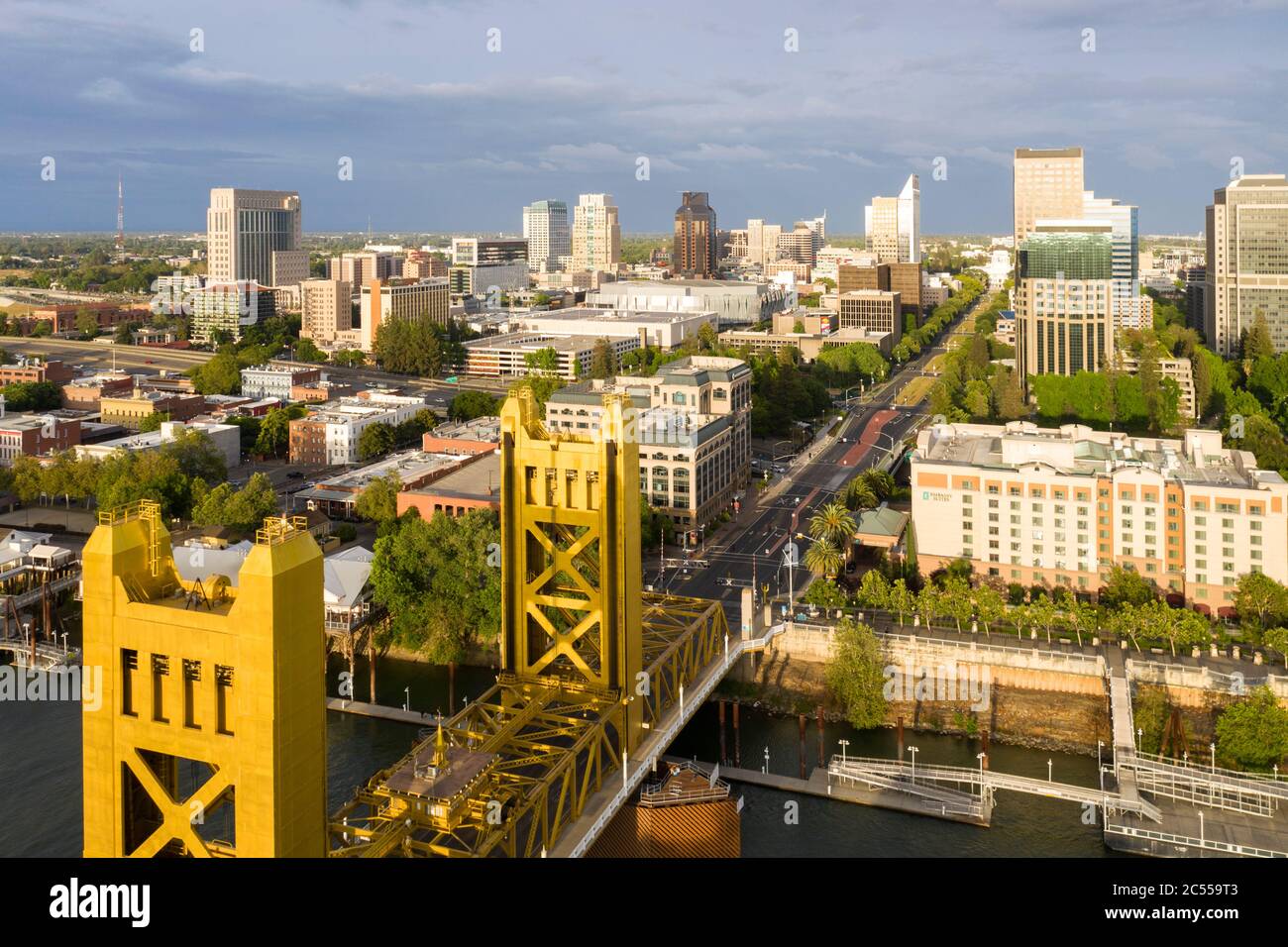 Vista aerea dello skyline del centro di Sacramento dall'alto del Golden Tower Bridge Foto Stock