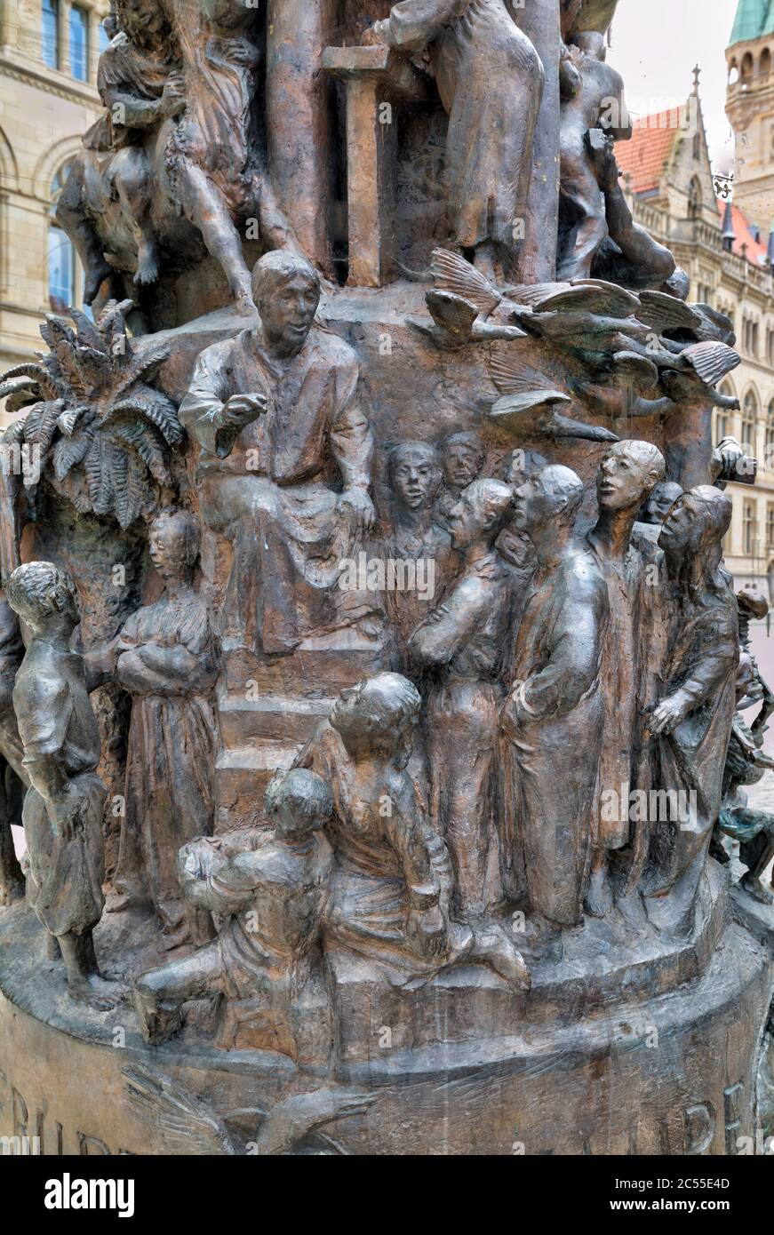 Colonna monumentale in bronzo, 2000 anni di cristianesimo, artista, Prof. Jürgen Weber, Braunschweig, bassa Sassonia, Germania, Europa Foto Stock
