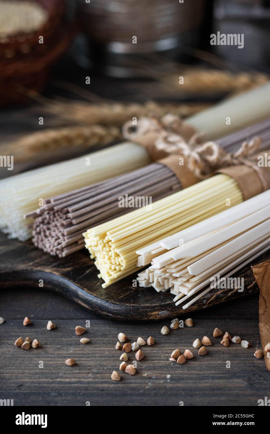 Un assortimento di glutine di grano saraceno, uovo e riso tagliatelle. Foto Stock