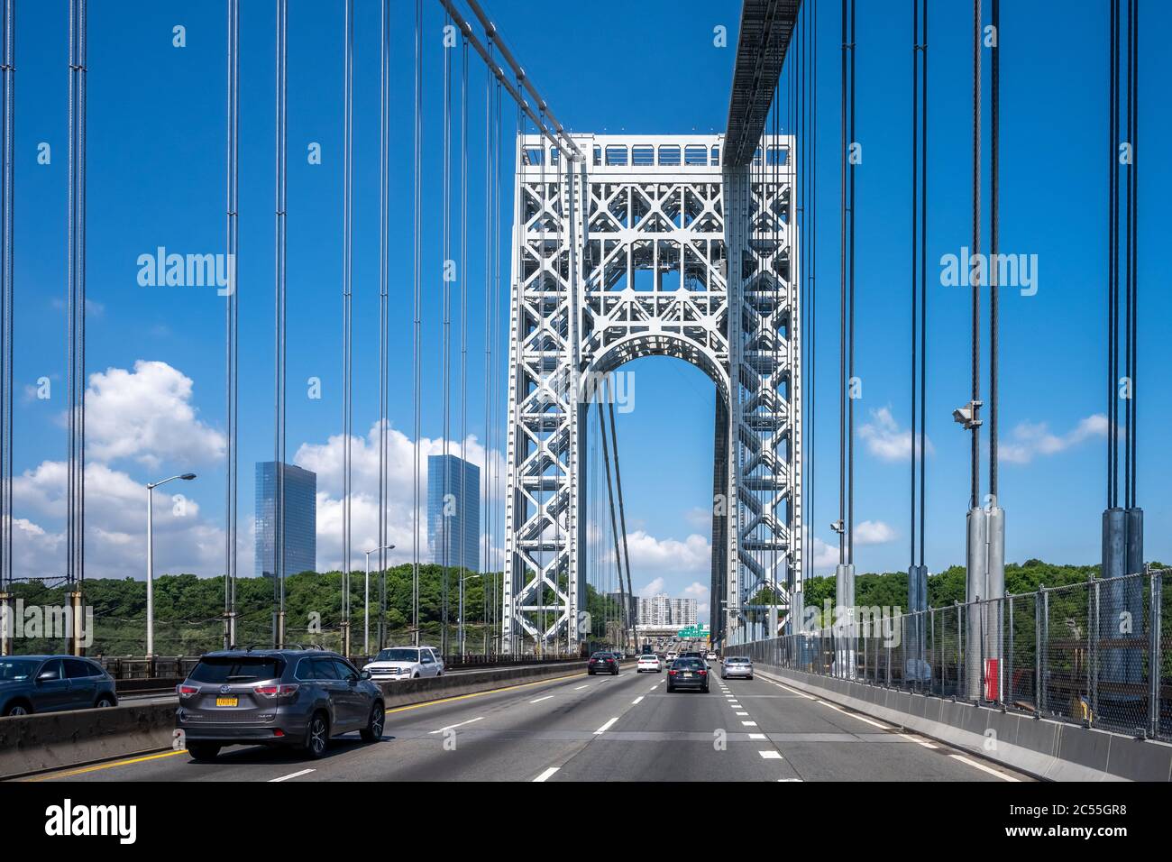 New York, USA, 28 giugno 2020. I veicoli attraversano il ponte superiore del George Washington che collega New York City con il New Jersey Foto Stock
