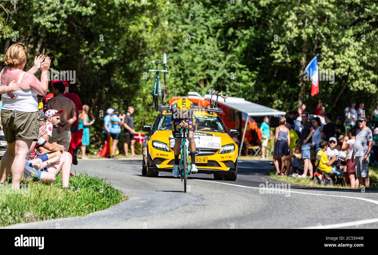 Bosdarros, Francia - 19 luglio 2019: Il ciclista neozelandese George Bennett del Team CCC che cavalcò durante la tappa 13, prova individuale, del le Tour de Fr Foto Stock