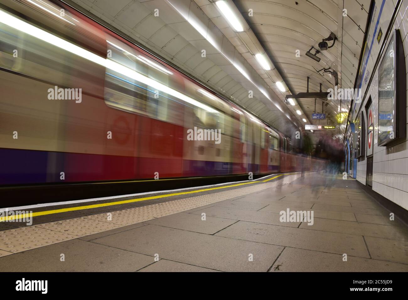 Metropolitana di Londra in movimento alle ore di punta Foto Stock