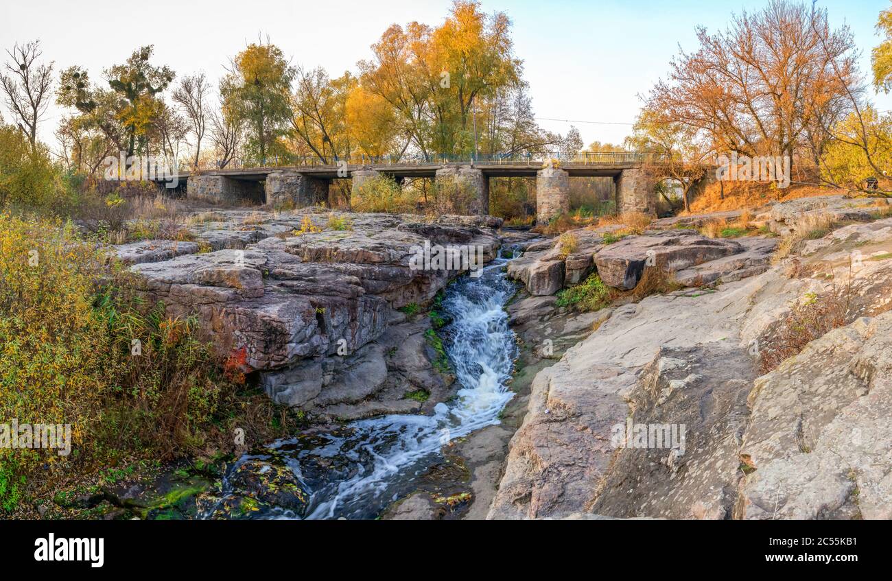 Buky Canyon e Hirskyi Tikych fiume, una delle meraviglie naturali dell'Ucraina, in autunno Foto Stock