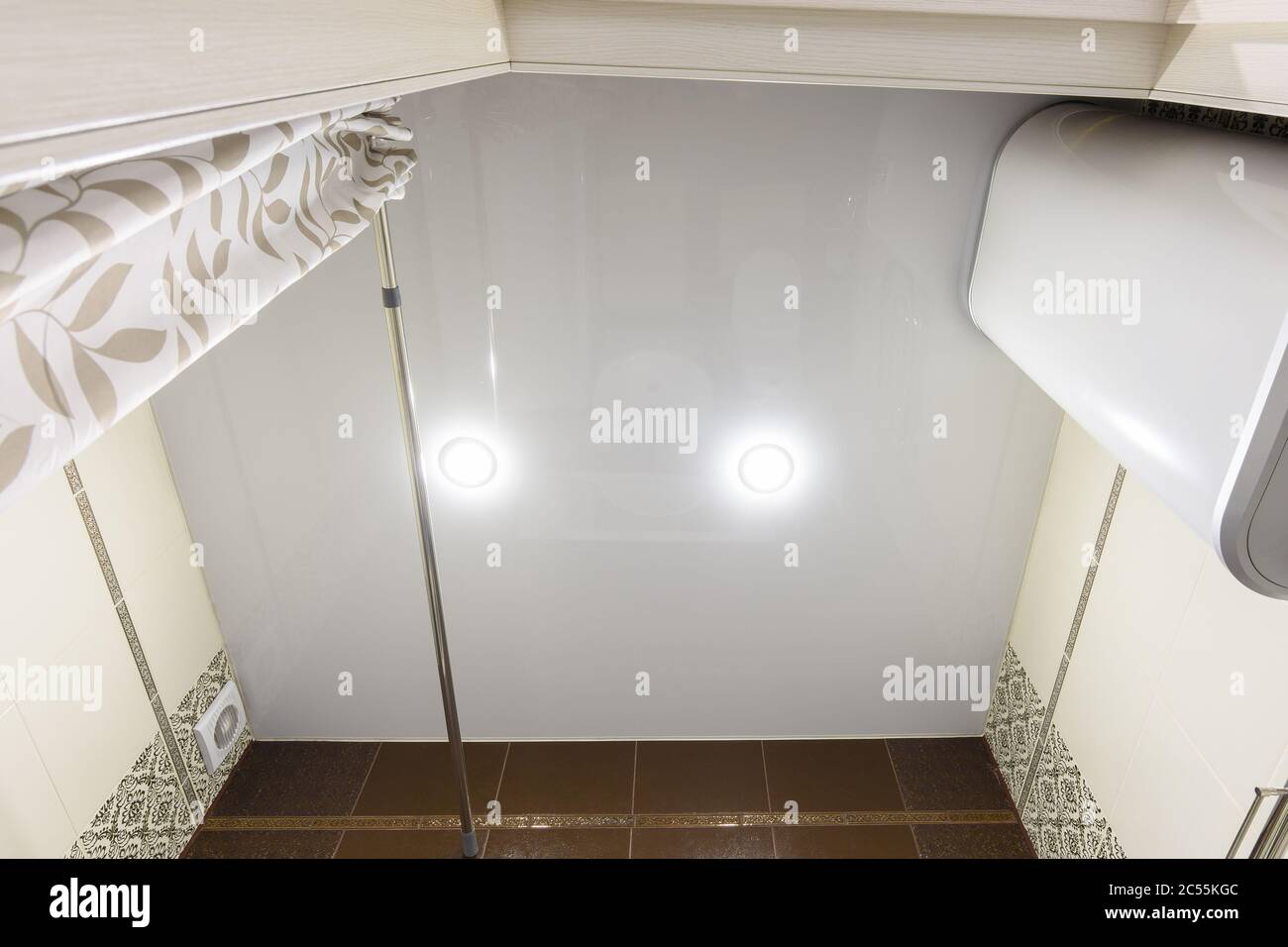 Soffitto lucido stretch in bagno Foto Stock