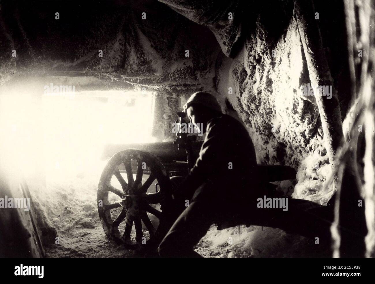 Soldato italiano in una grotta di neve sul Monte Nero 1916. Foto Stock