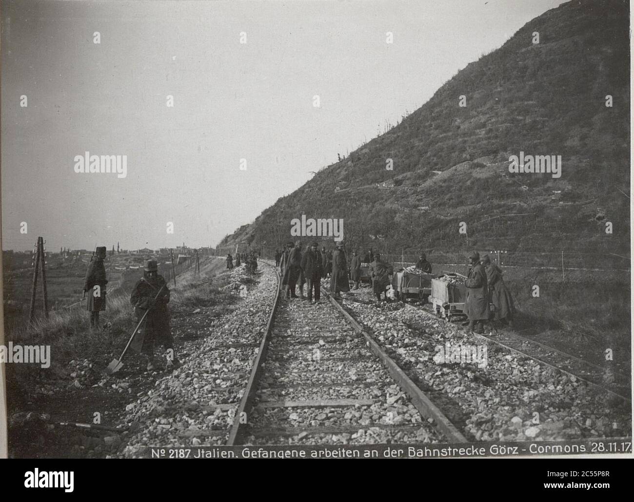 Italien. Gefangene arbeiten an der Bahnstrecke Görz - Cormons 28.11.17. Foto Stock