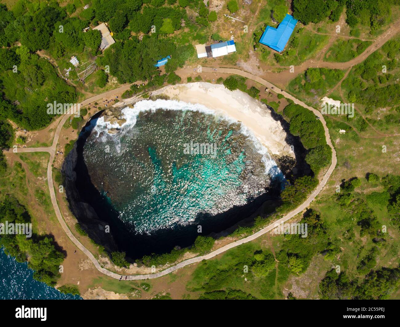 Rotture di spiaggia di Nusa Penida isola. Vista Drone. Foto Stock