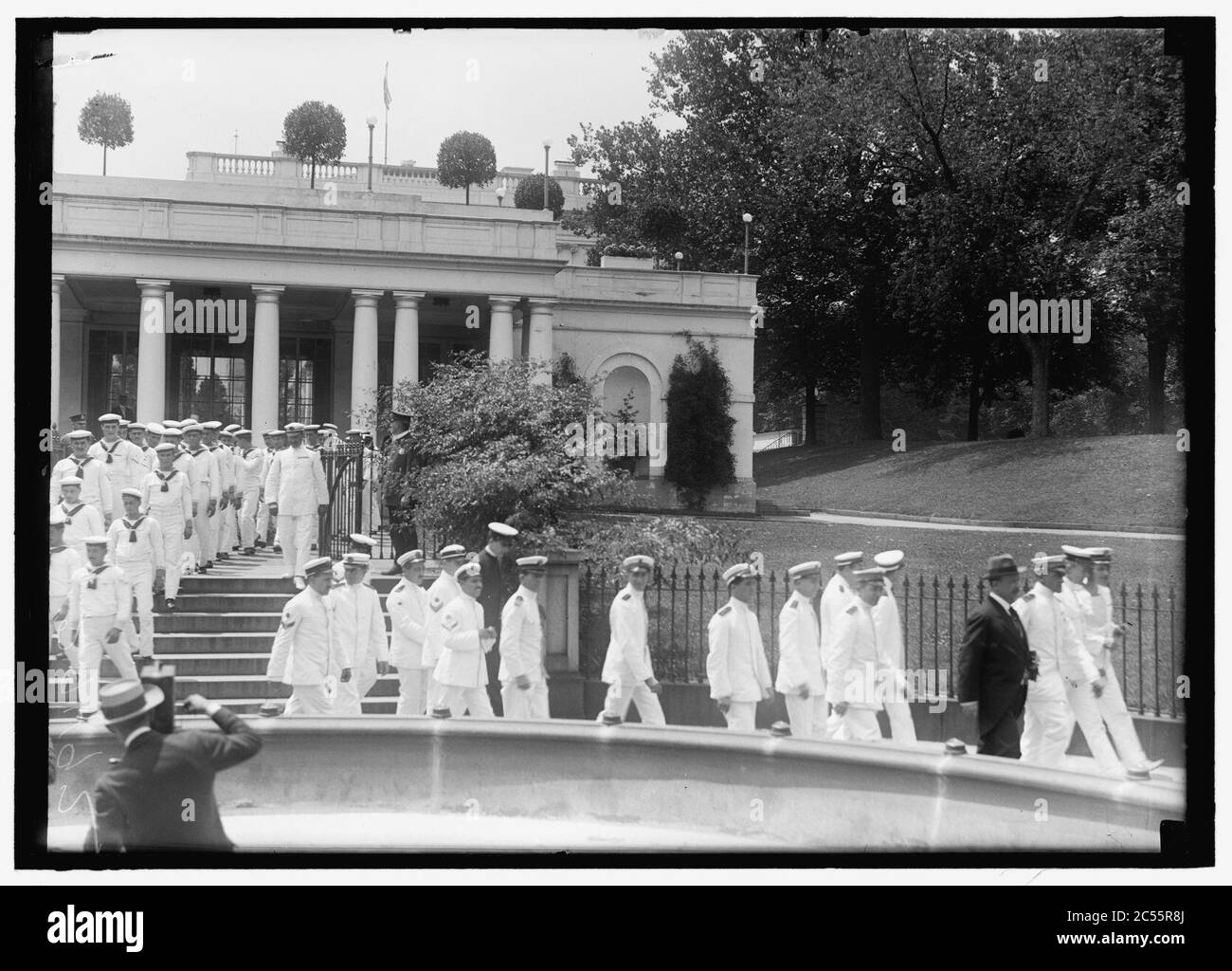 ITALIA - FUNZIONARI, NOTABILI. MARINAI ITALIANI CHE LASCIANO LA CASA BIANCA. AMBASCIATORE MACCHI DI CELERE 4° DA DESTRA Foto Stock