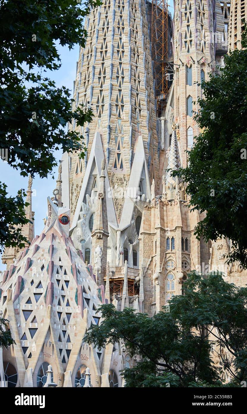 Lo stravagante dettaglio esterno della Sagrada Familia di Antoni Gaudi Foto Stock