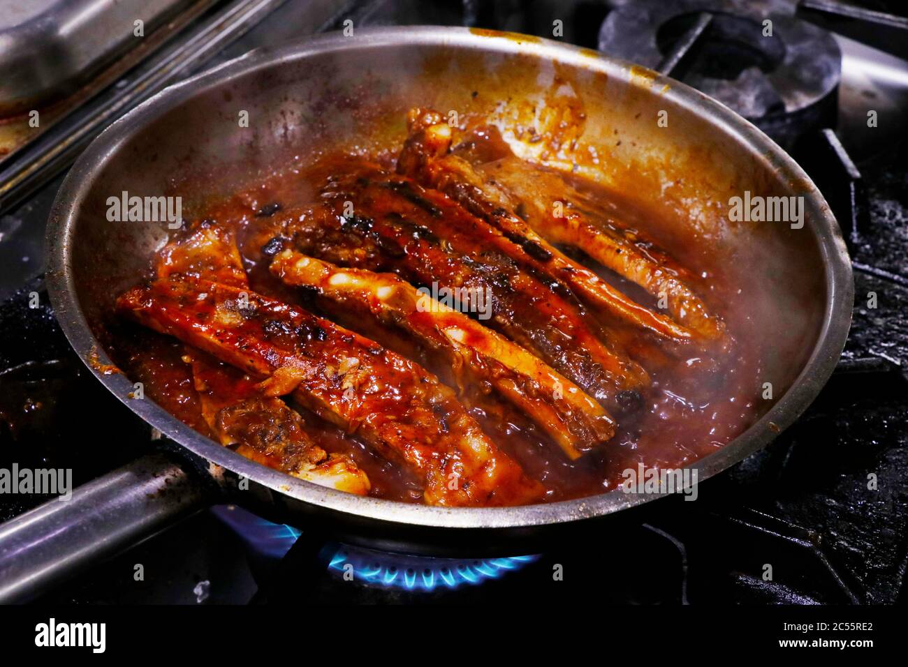 costolette di maiale in una padella Foto Stock