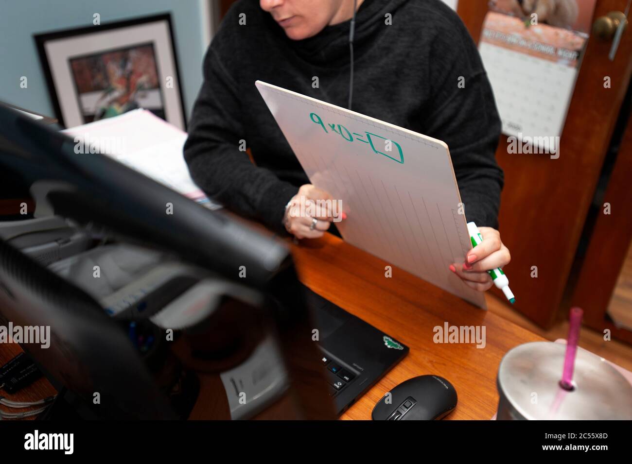 Insegnante speciale che lavora da casa durante la pandemia di Coronavirus. Foto Stock