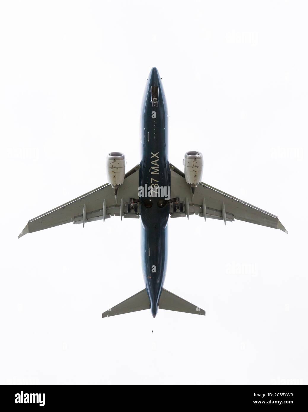 Seattle, Washington DC, Stati Uniti. 30 giugno 2020. Un Boeing 737 MAX 7 arriva per un atterraggio al Boeing Field durante un volo di prova critico a Seattle martedì 30 giugno 2020. Il volo, il secondo di tre in programma con un pilota FAA a bordo, è fondamentale per la certificazione dell'aereo sin dalla sua messa a terra mondiale nel 2019 dopo due incidenti mortali. Credit: Paul Christian Gordon/Alamy Live News Foto Stock