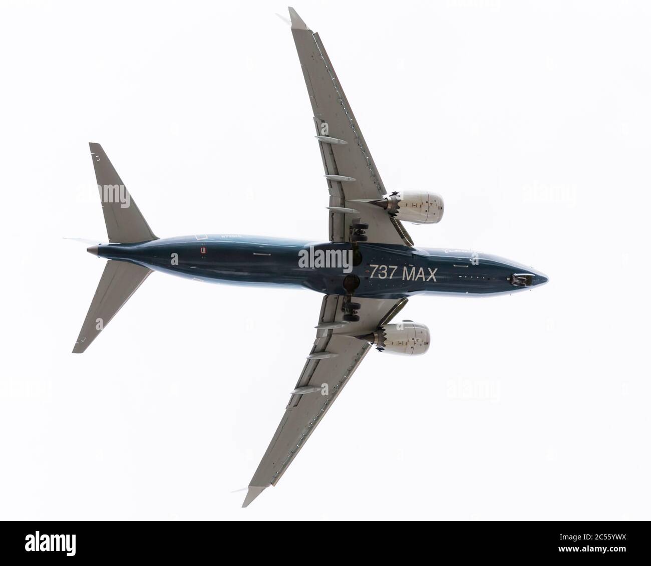Seattle, Washington DC, Stati Uniti. 30 giugno 2020. Un Boeing 737 MAX 7 arriva per un atterraggio al Boeing Field durante un volo di prova critico a Seattle martedì 30 giugno 2020. Il volo, il secondo di tre in programma con un pilota FAA a bordo, è fondamentale per la certificazione dell'aereo sin dalla sua messa a terra mondiale nel 2019 dopo due incidenti mortali. Credit: Paul Christian Gordon/Alamy Live News Foto Stock