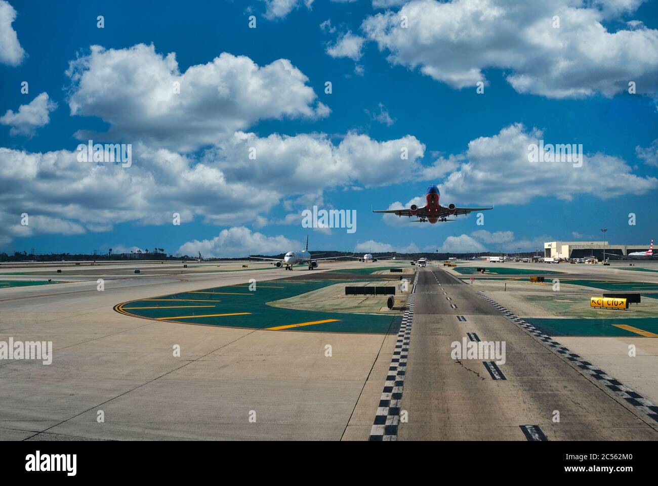 Decollo aereo su Runway Foto Stock