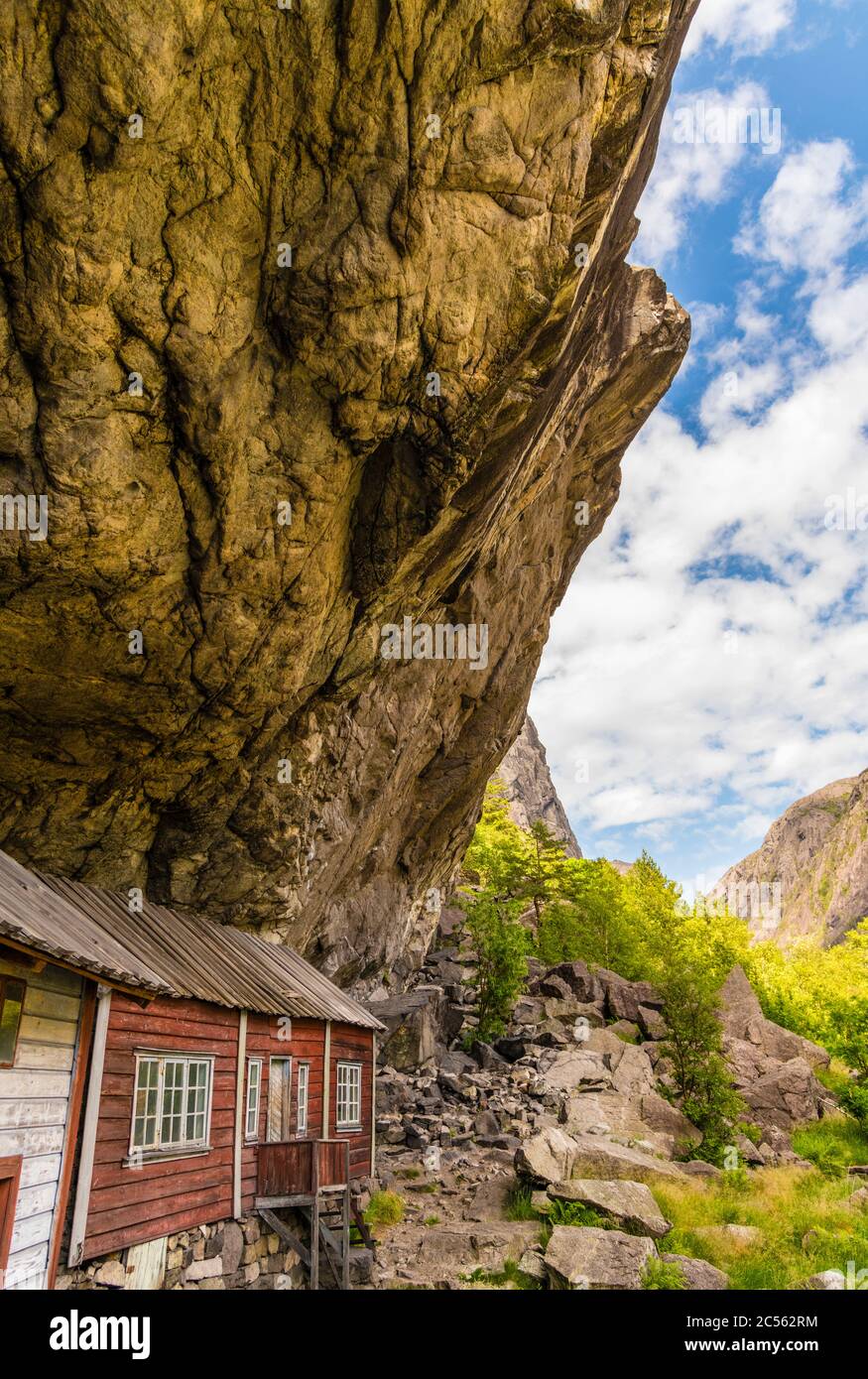 Helleren nella contea di Rogaland dove la gente visse fino a 100 anni fa sotto quella roccia. Foto Stock