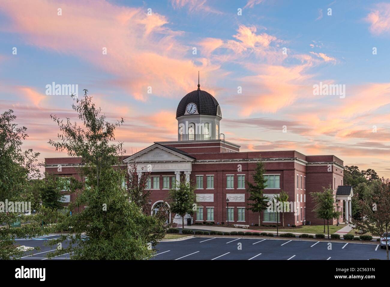 Nuvole colorate al tramonto si innalzano sopra il Municipio di Snellville e il Tribunale di Snellville, Georgia, appena fuori Atlanta. (STATI UNITI) Foto Stock