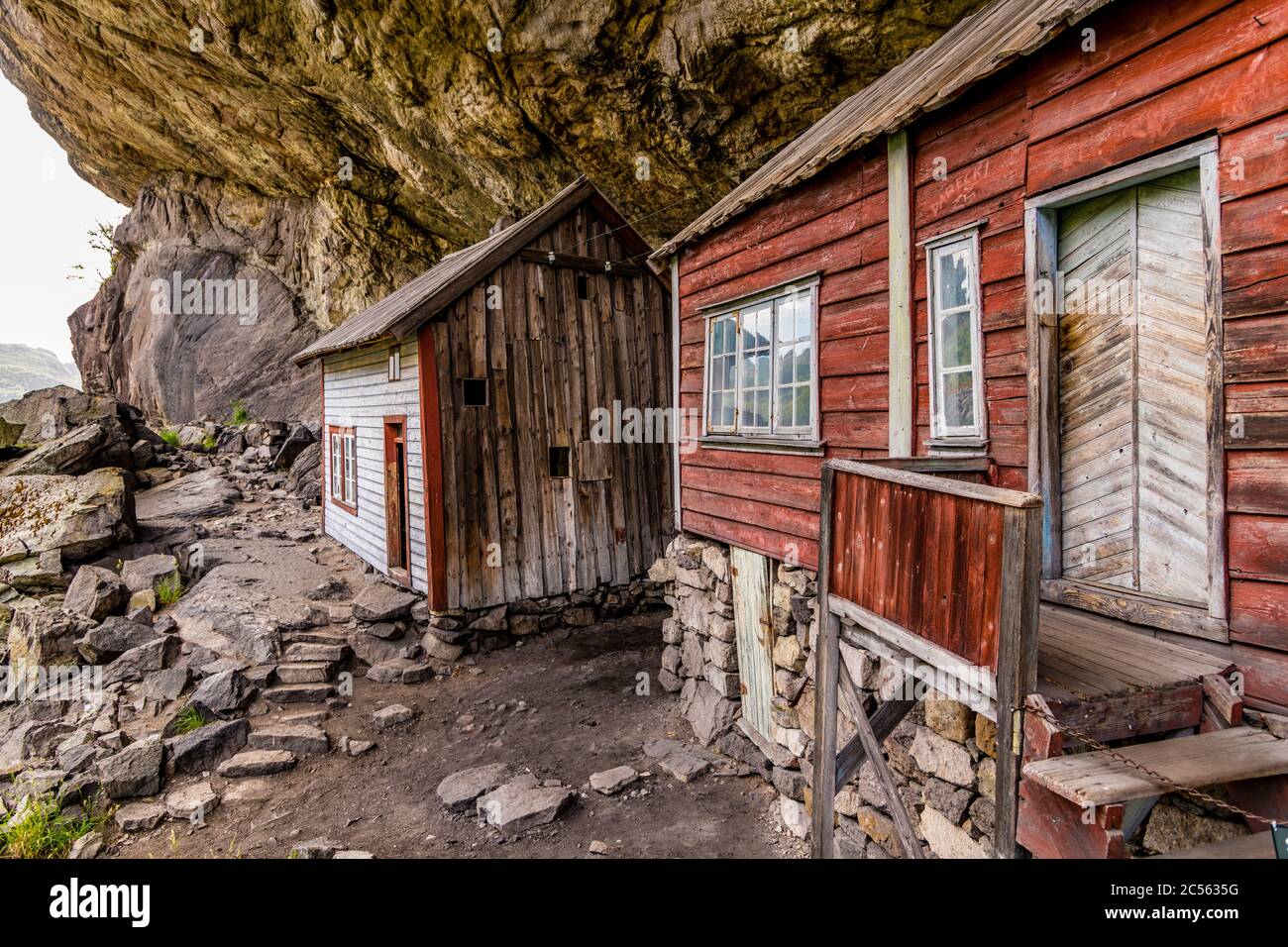 Helleren nella contea di Rogaland dove la gente visse fino a 100 anni fa sotto quella roccia. Foto Stock