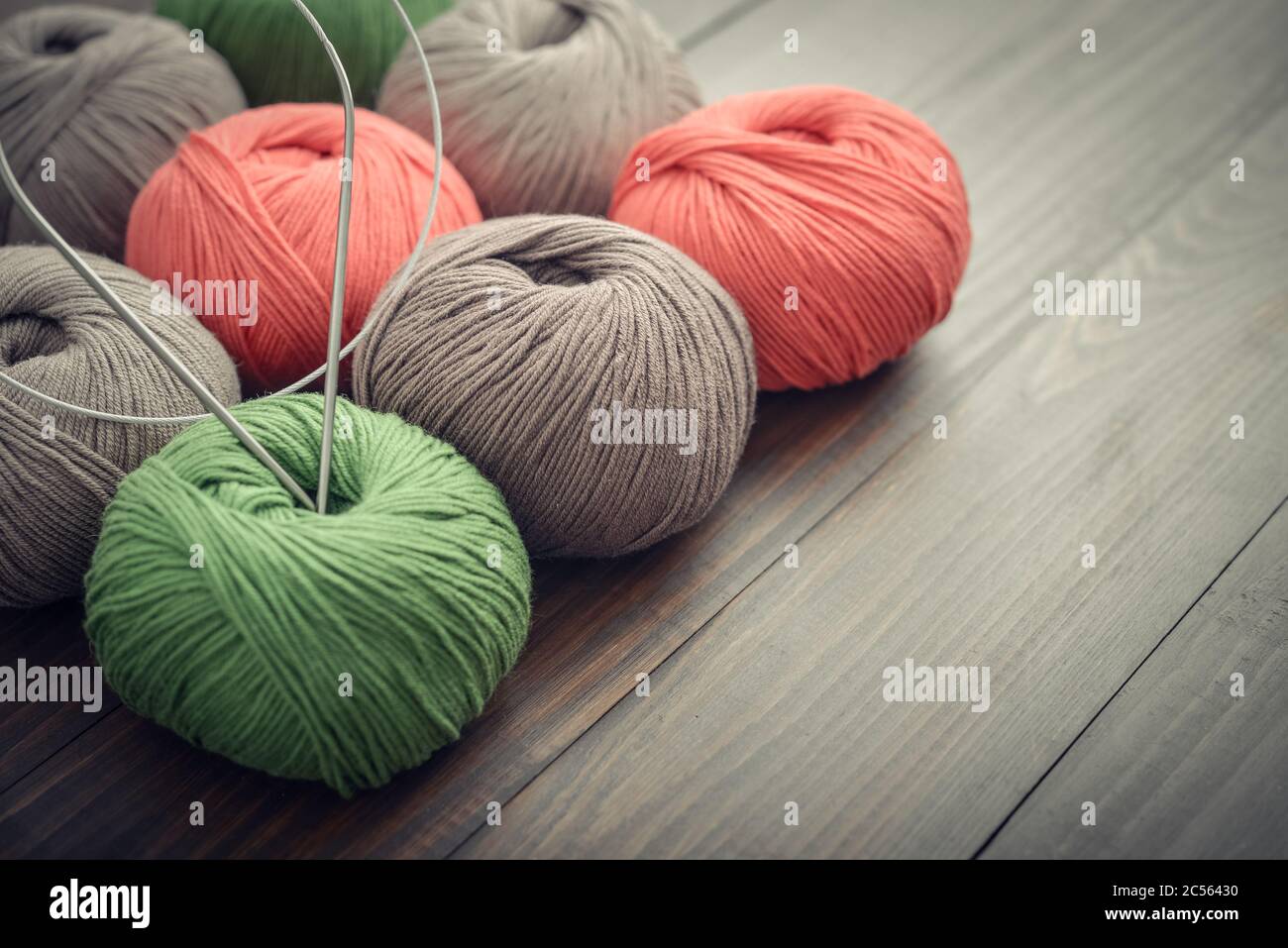 Palle di filato colorate su fondo di legno closeup Foto Stock