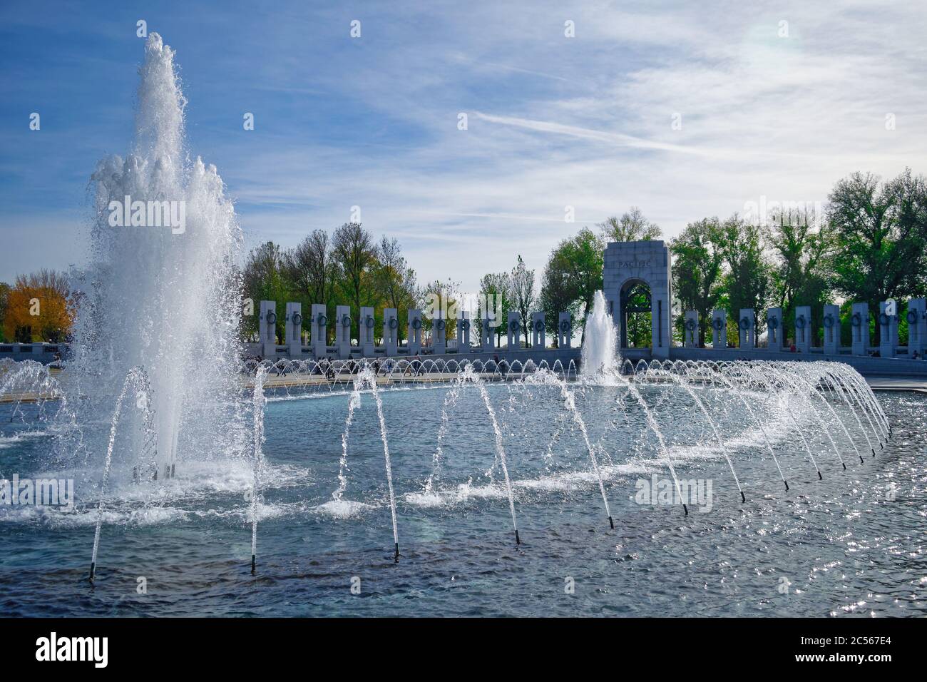 Getti d'acqua che sgordisono dalla fontana del memoriale della seconda Guerra Mondiale, situata sul National Mall, Washington, DC, USA Foto Stock