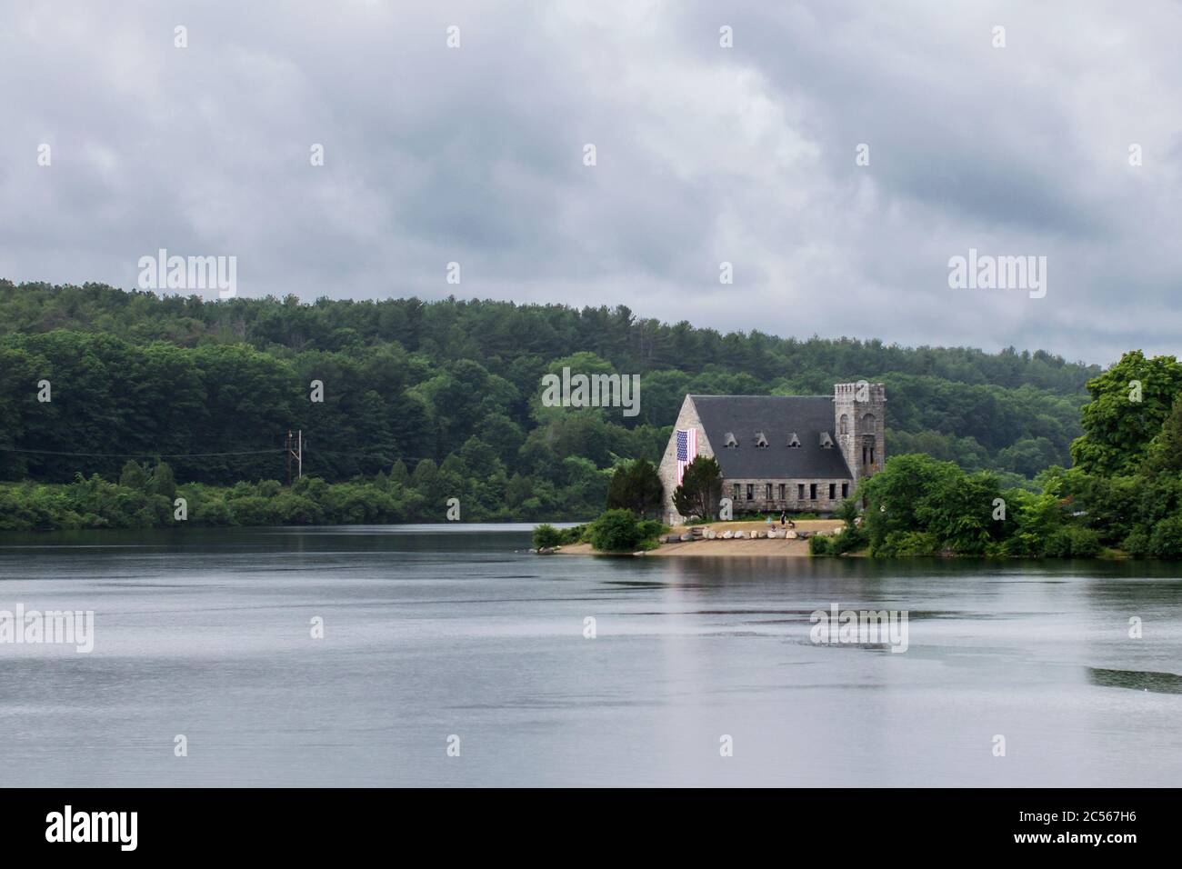 La Old Stone Church su Beaman Street a West Boylston, Massachusetts, USA, sul lago artificiale di Wachusett in una giornata di pioggia. Foto Stock
