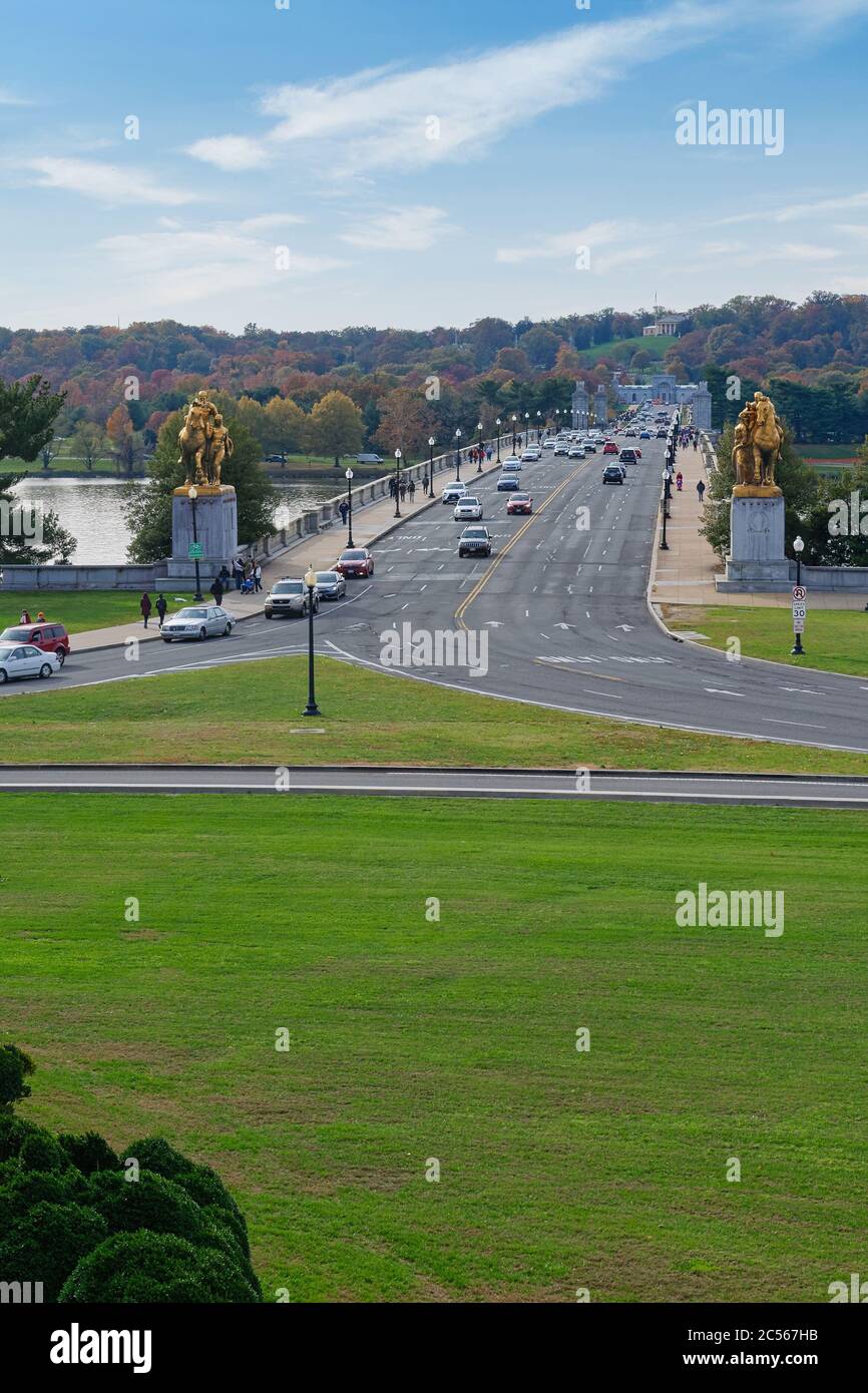 Traffico e turisti sul Ponte Memoriale di Arlington attraverso il fiume Potomac. Vista dal Lincoln Memorial. Washington, DC, Stati Uniti. Foto Stock