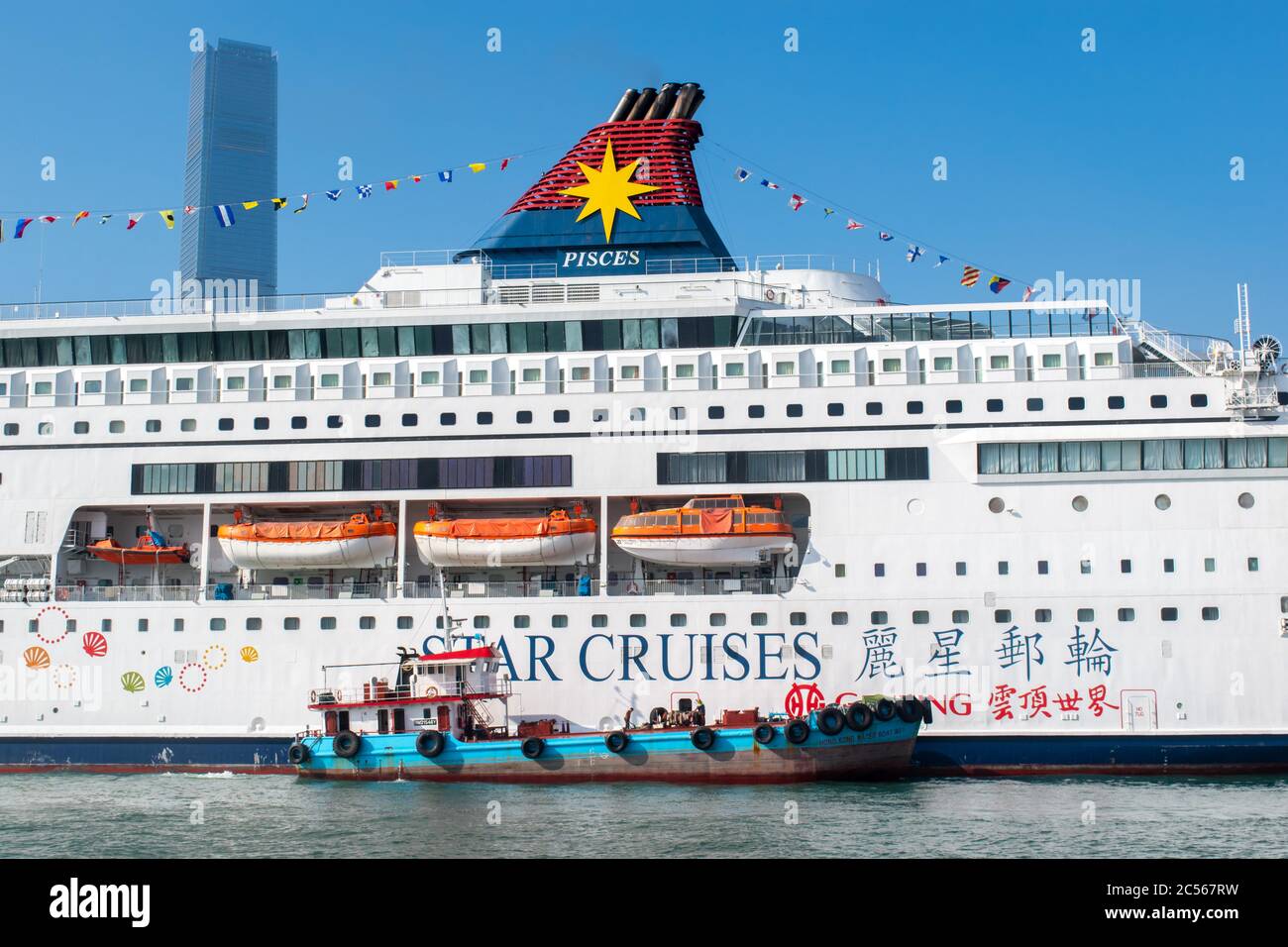 La famosa nave da crociera Star Cruises attraccata nel Victoria Harbour. Foto Stock