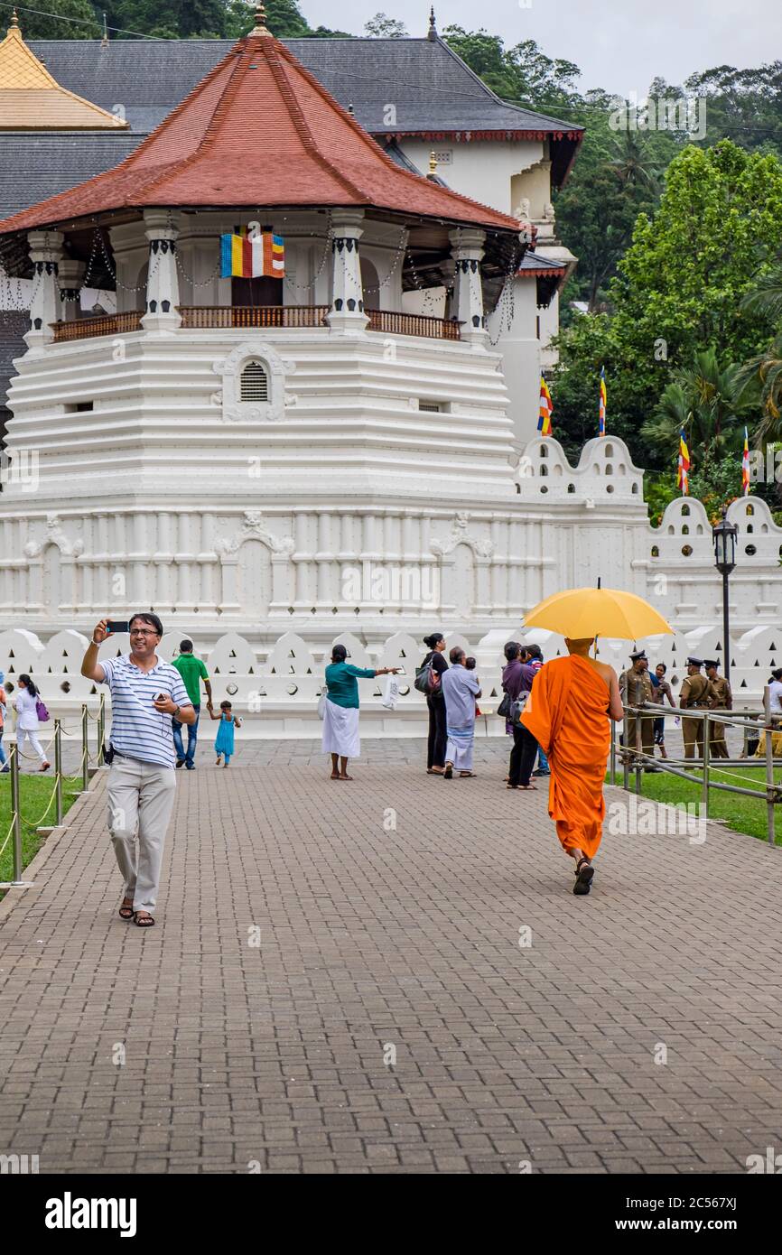 Turisti di fronte al Tempio del dente in Sri Lanka Foto Stock