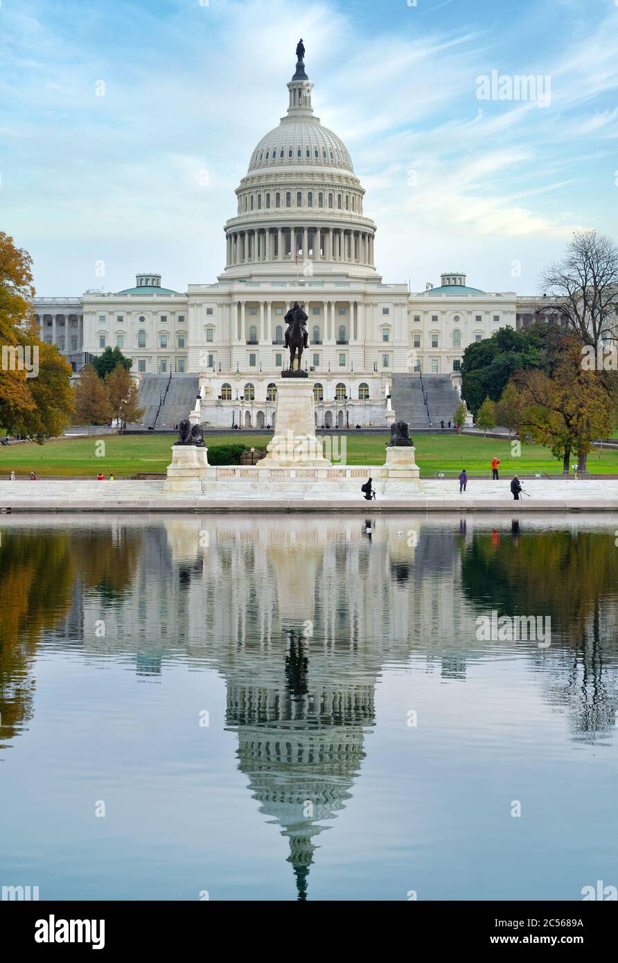 Riflessioni del Campidoglio degli Stati Uniti e del Memoriale di Ulysses S. Grant sono visibili nel Capitol Reflecting Pool, Washington, DC, USA Foto Stock