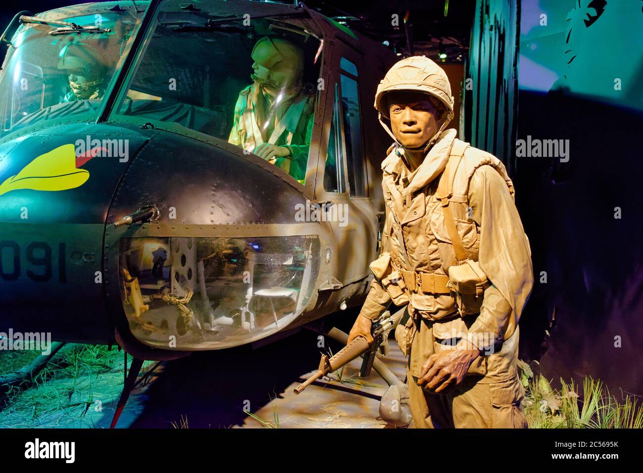 Diorama a grandezza naturale che mostra una scena della guerra del Vietnam, tra cui l'elicottero 'Huey' della Campana UH-1 degli Stati Uniti Iroquois che ha visto il combattimento nella guerra del Vietnam. Foto Stock
