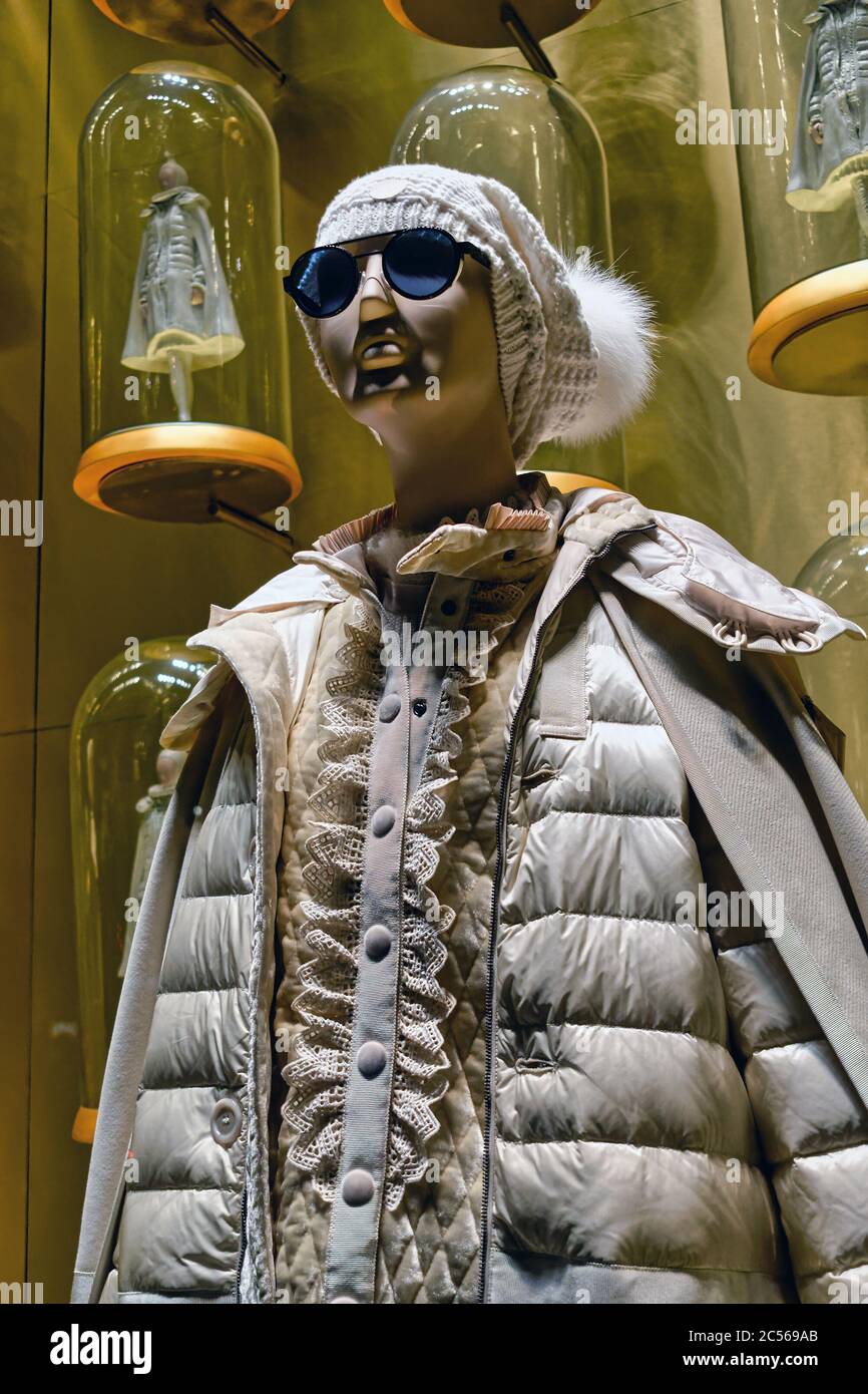 Manichino femminile che indossa giacca invernale, cappello e occhiali da sole in un negozio di moda di lusso, Manhattan, New York City, NY, USA Foto Stock