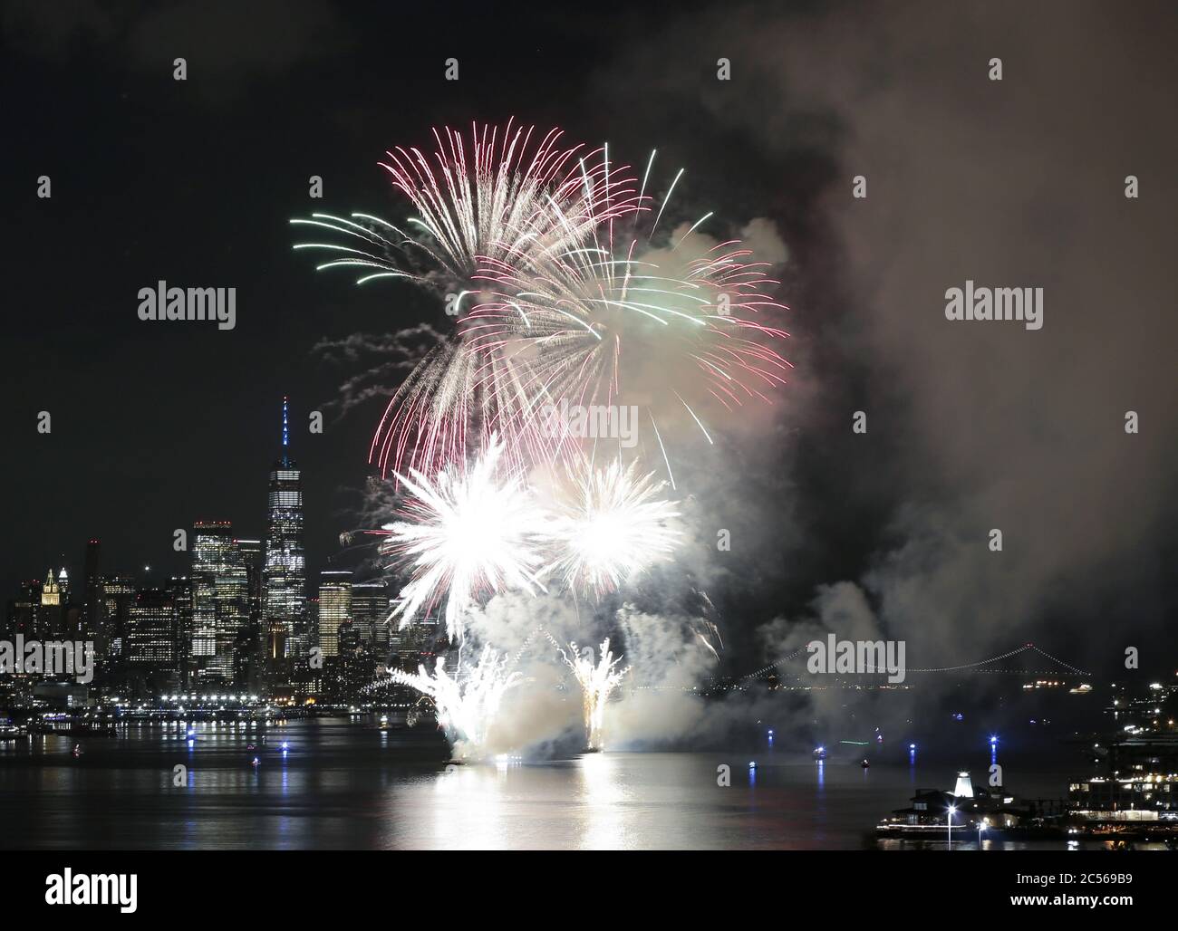 Weehawken, Stati Uniti. 30 giugno 2020. Fuochi d'artificio per l'annuale spettacolo pirotecnico di Macy's, il 4 luglio, illuminano il cielo sul fiume Hudson vicino al One World Trade Center e allo skyline di Manhattan martedì 30 giugno 2020 a Weehawken, New Jersey. Macy's ha messo sul secondo di quello che sarà diverse piccole, fuochi d'artificio non annunciati prima della prossima festa del 4 luglio. New York City si prepara ad entrare nella fase 3 di un piano di riapertura in quattro parti il 6 luglio dopo essere stato chiuso per quasi 4 mesi a causa del COVID-19. Foto di John Angelillo/UPI Credit: UPI/Alamy Live News Foto Stock