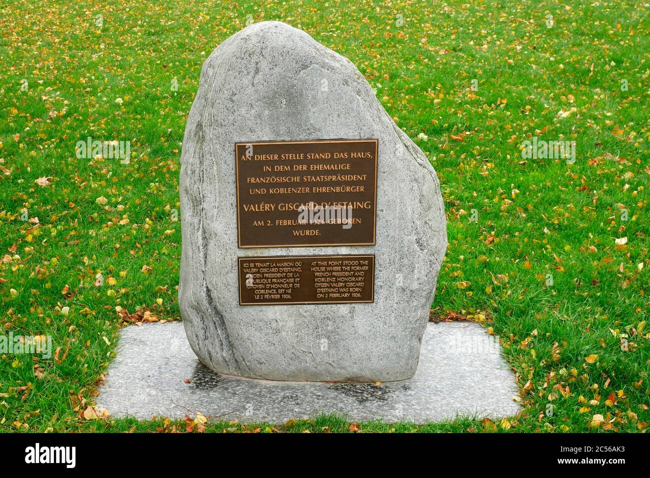 Pietra commemorativa per Valery Giscard d'Estaing nella Rheinanlagen, Coblenza, Renania-Palatinato, Germania Foto Stock