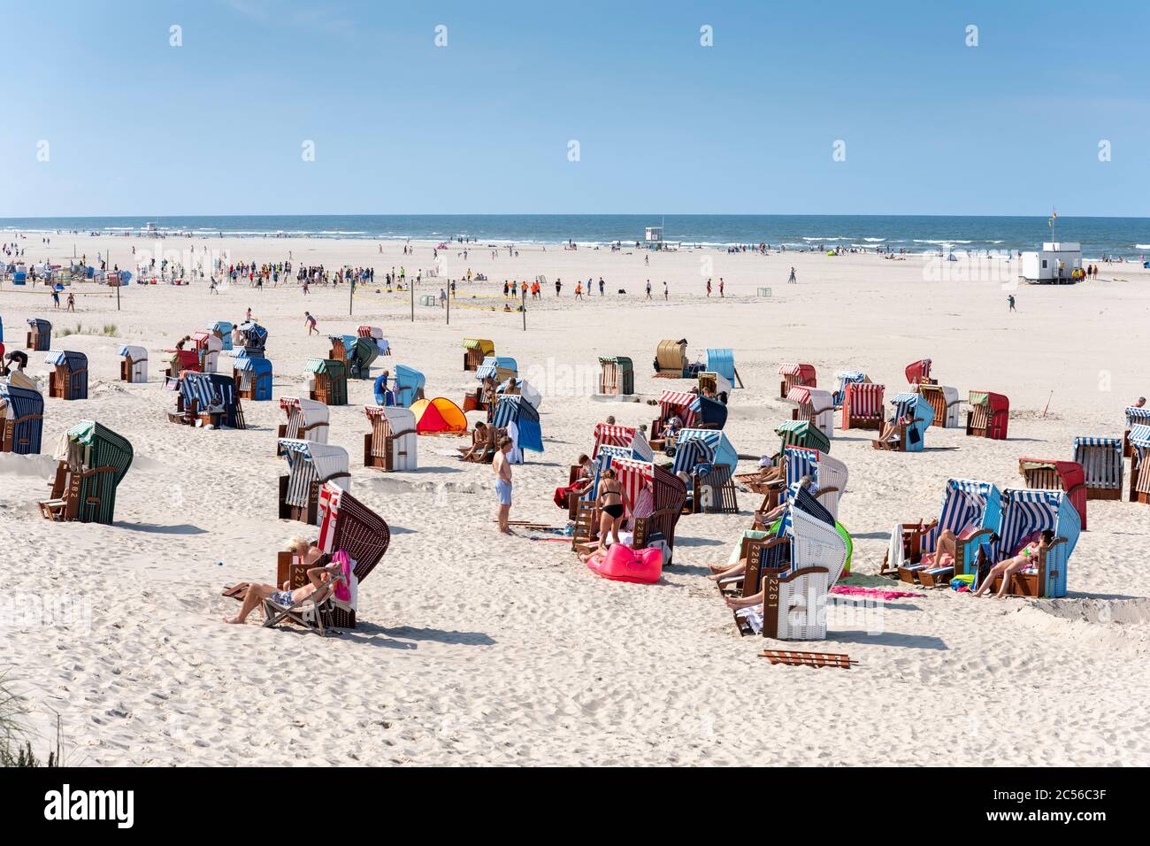 Germania, bassa Sassonia, Frisia orientale, Juist, spiaggia principale con sedie a sdraio. Foto Stock