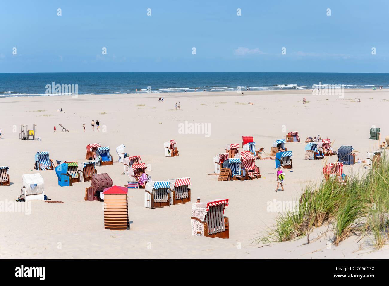 Germania, bassa Sassonia, Frisia orientale, Juist, spiaggia principale con sedie a sdraio. Foto Stock