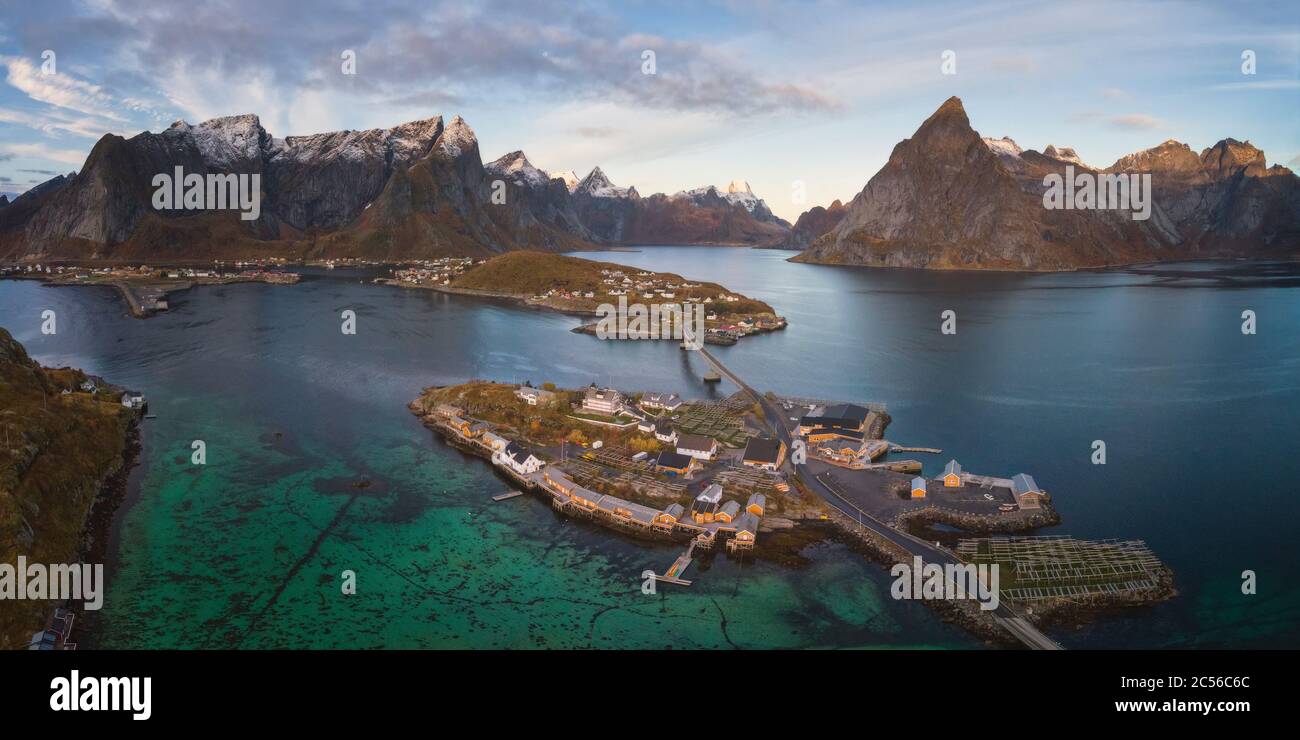 vista panoramica delle montagne e delle isole intorno a lofoten Foto Stock