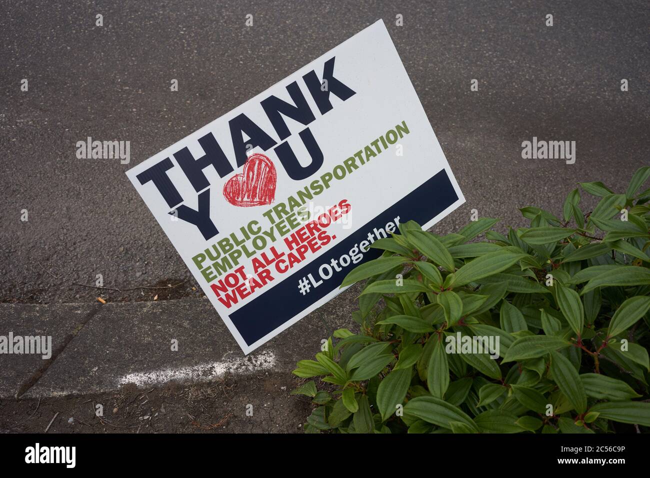 Un banner con un messaggio di gratitudine per i dipendenti dei trasporti pubblici è visto al Lake Oswego Transit Center durante la pandemia del coronavirus. Foto Stock