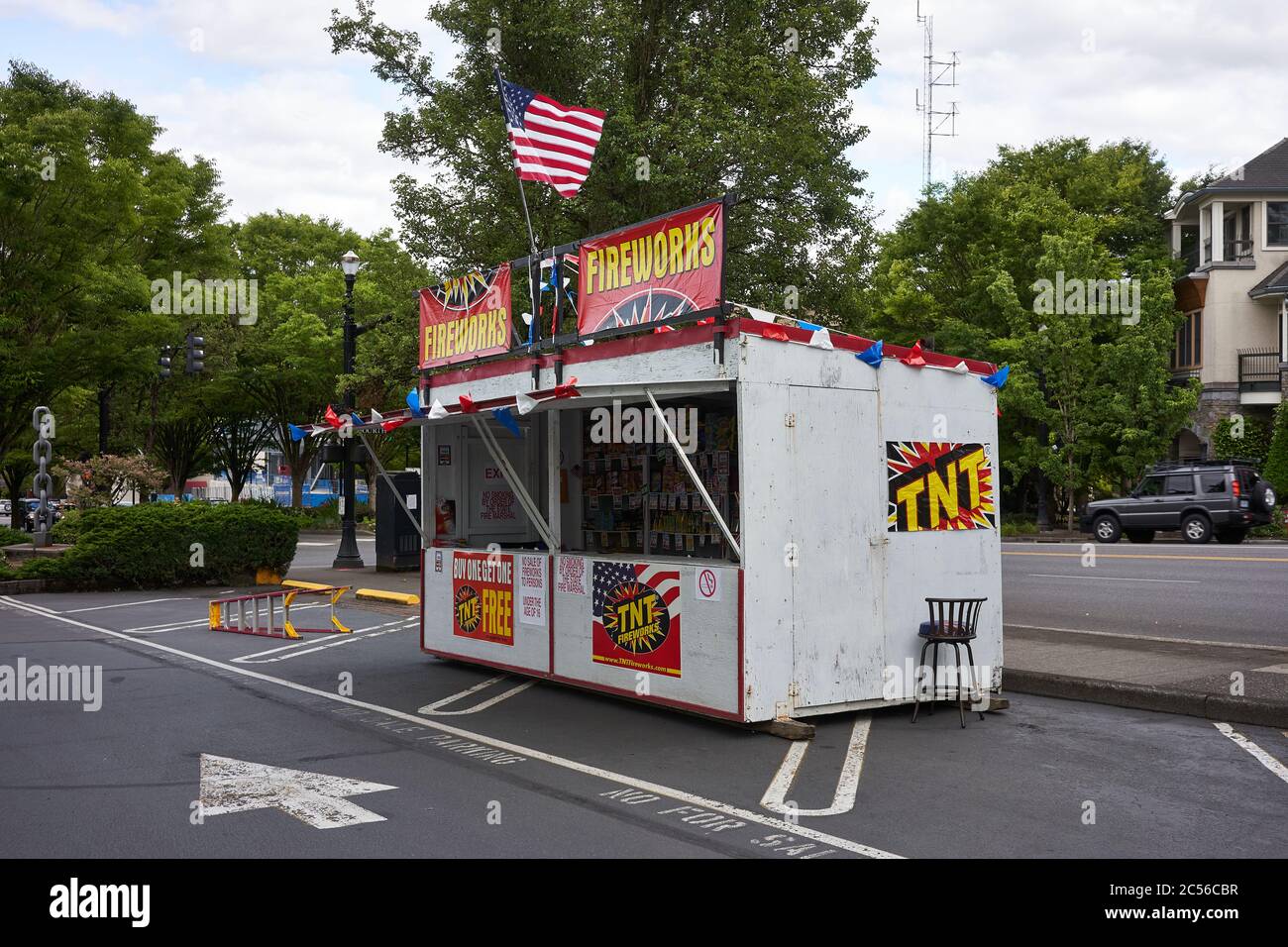 Uno stand TNT Fireworks con una bandiera americana sventolante è visto nel centro di Lake Oswego, Oregon, martedì 30 giugno 2020. Foto Stock