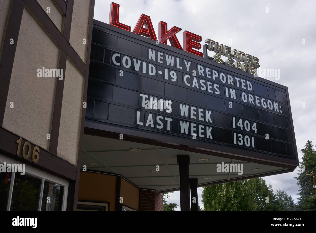 Il tabellone del cinema al Lake Theatre nel centro di Lake Oswego mostra il numero di casi COVID-19 recentemente segnalati in Oregon martedì 30 giugno 2020. Foto Stock