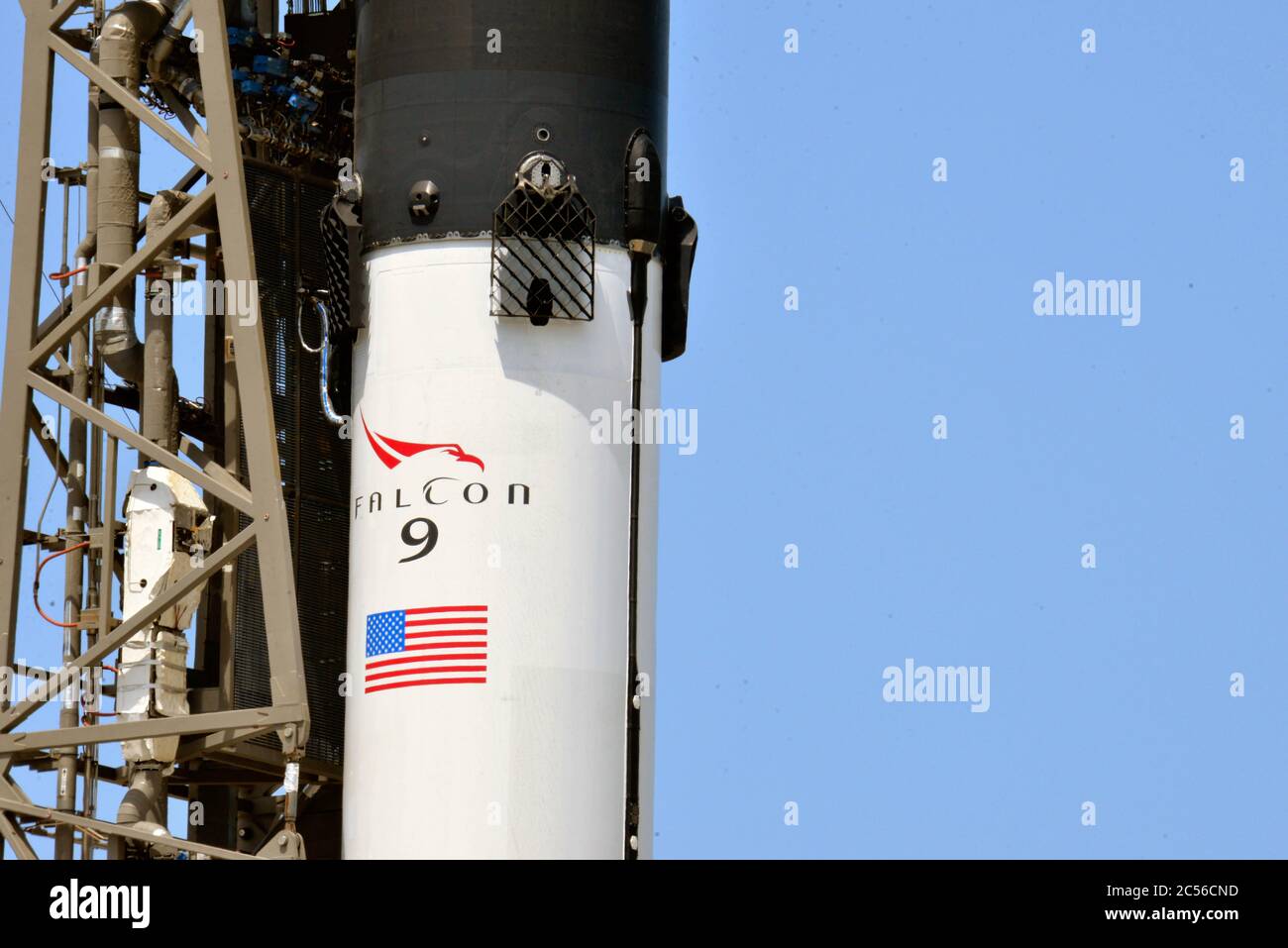 Stazione dell'aeronautica di Cape Canaveral. Florida. STATI UNITI. 30 giugno 2020. SpaceX ha lanciato un satellite GPS III SV03 da 9,505 libbre a bordo di un razzo Falcon 9 a fine martedì pomeriggio, dal complesso di lancio spaziale 40 per la forza spaziale degli Stati Uniti. Dopo il lancio, la prima tappa di Falcon 9 è atterrata sulla nave drone "Just Read the Instructions" nell'Oceano Atlantico al largo della costa della Florida. Photo Credit: Julian Leek/Alamy Live News Foto Stock