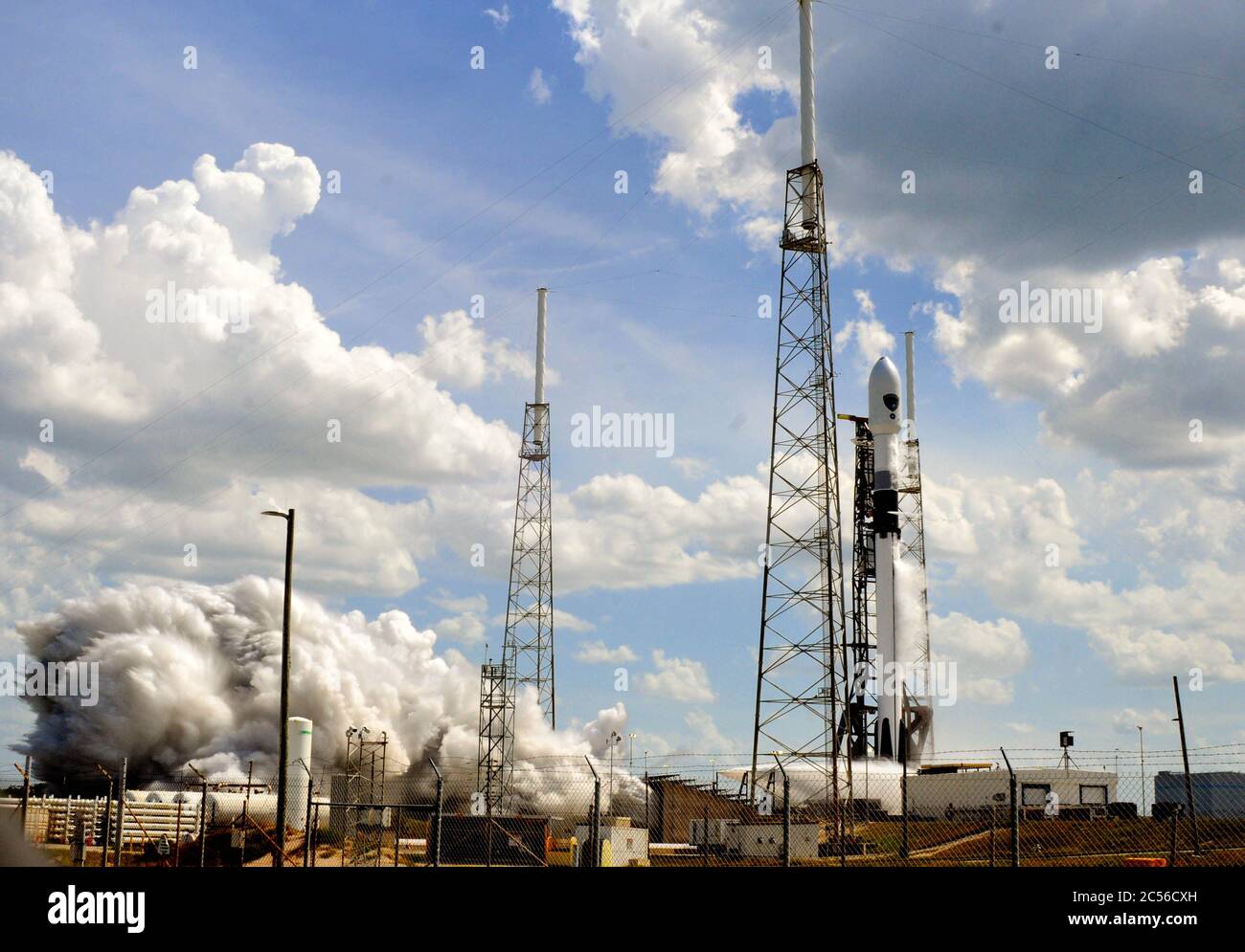 Stazione dell'aeronautica di Cape Canaveral. Florida. STATI UNITI. 30 giugno 2020. SpaceX ha lanciato un satellite GPS III SV03 da 9,505 libbre a bordo di un razzo Falcon 9 a fine martedì pomeriggio, dal complesso di lancio spaziale 40 per la forza spaziale degli Stati Uniti. Dopo il lancio, la prima tappa di Falcon 9 è atterrata sulla nave drone "Just Read the Instructions" nell'Oceano Atlantico al largo della costa della Florida. Photo Credit: Julian Leek/Alamy Live News Foto Stock