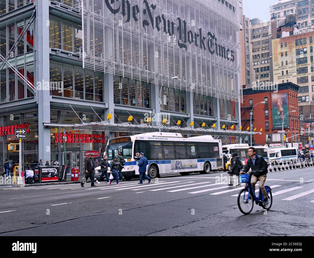 New York, NY - 27 marzo 2017: L'edificio del New York Times si trova nel centro cittadino sulla 8th Avenue di fronte al terminal degli autobus. Foto Stock