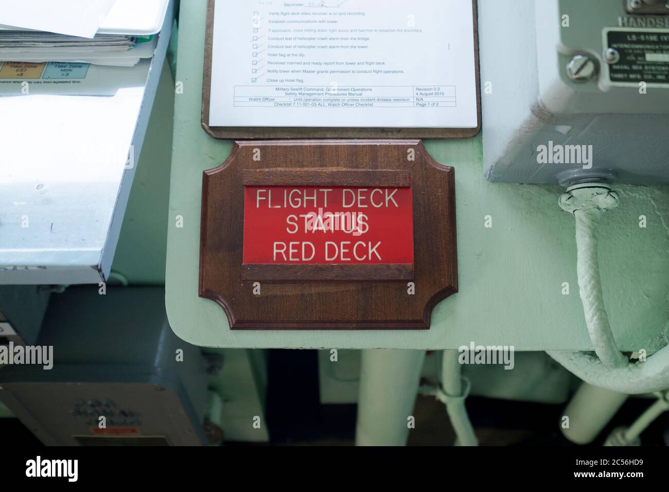 Un controllo di stato sul ponte di USS Mount Whitney. Al porto di Klaipėda, Lituania. Foto Stock