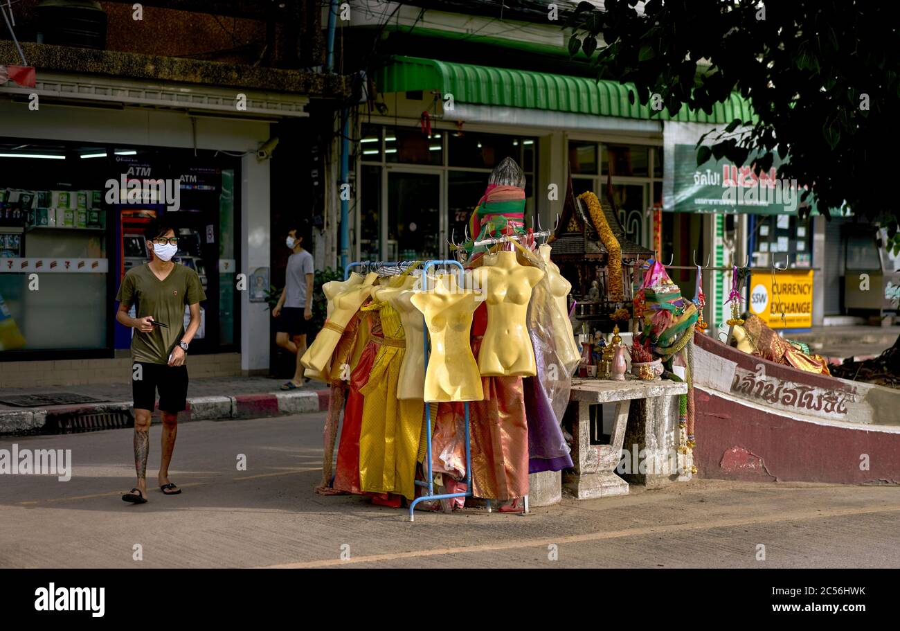 Superstizione. Area sacra, creduto possedere lo spirito di una donna deceduta, adornata con abiti e abiti tradizionali. Thailandia Asia Foto Stock